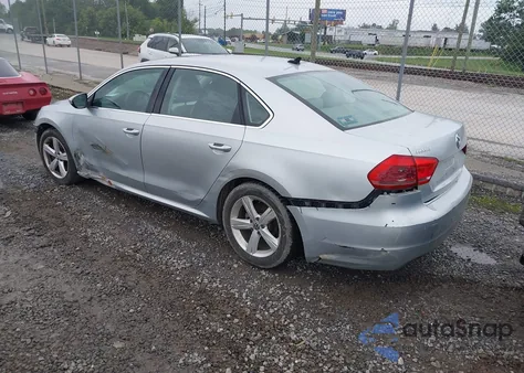 2012 Volkswagen Passat 2.5L Se z USA, uszkodzony, nr VIN 1VWBP7A37CC024513